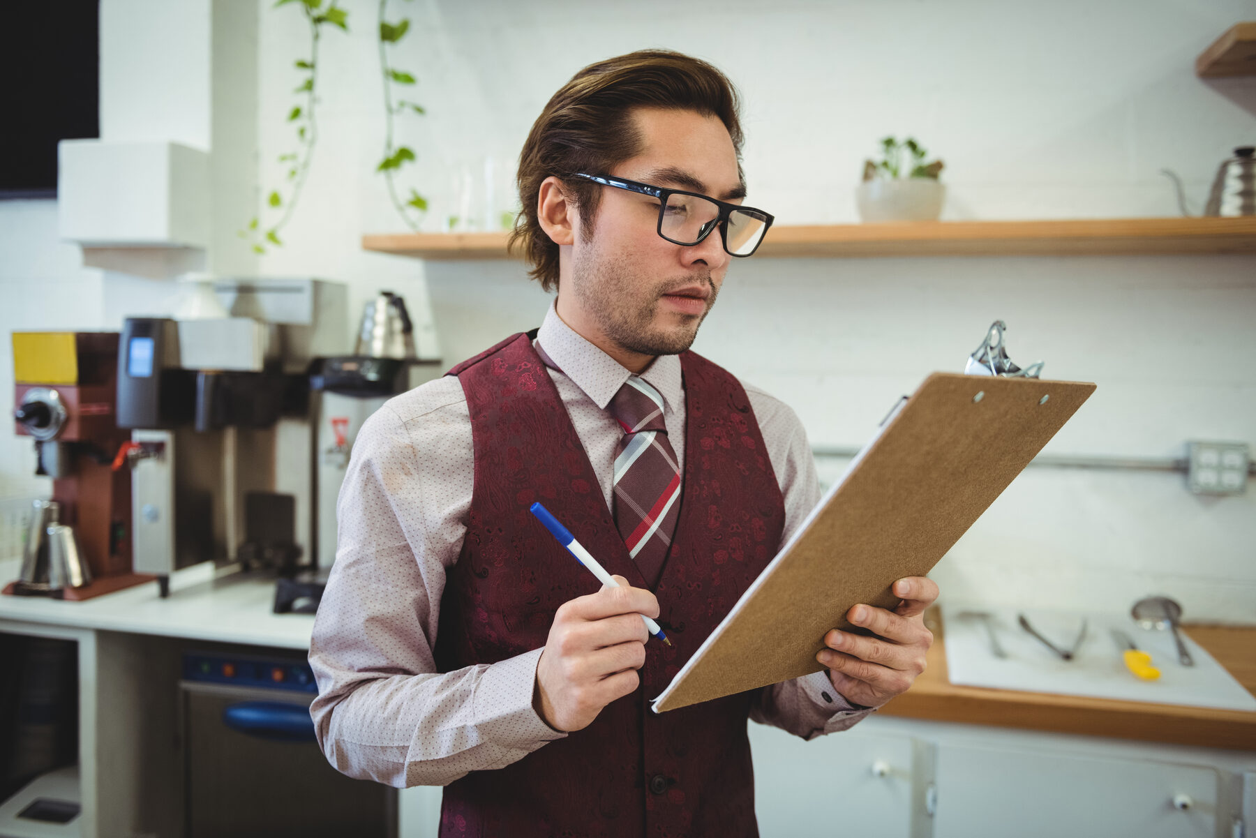 Encargado revisando checklist de cumplimiento en una sucursal