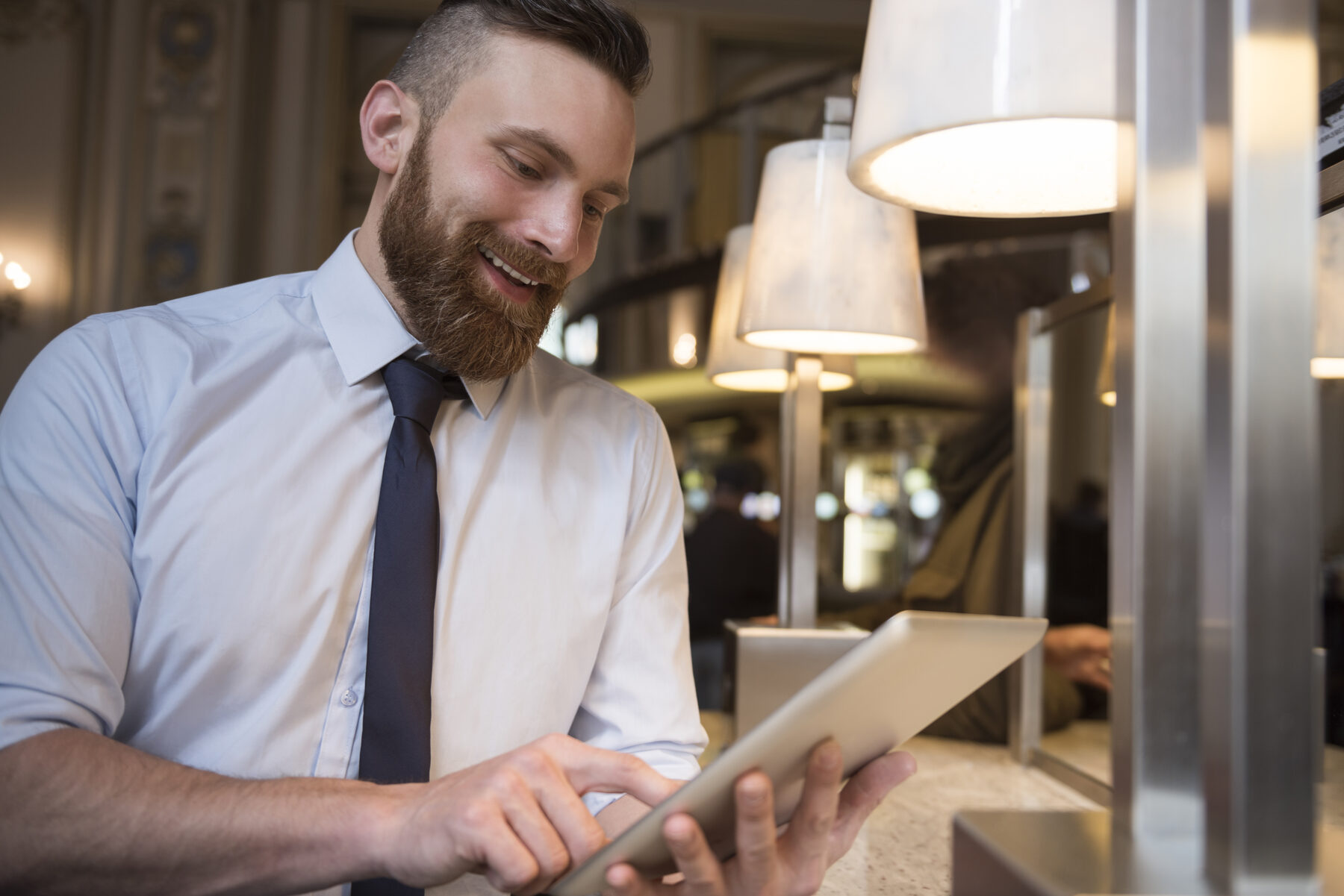 Gerente de restaurante revisando cumplimiento en tablet