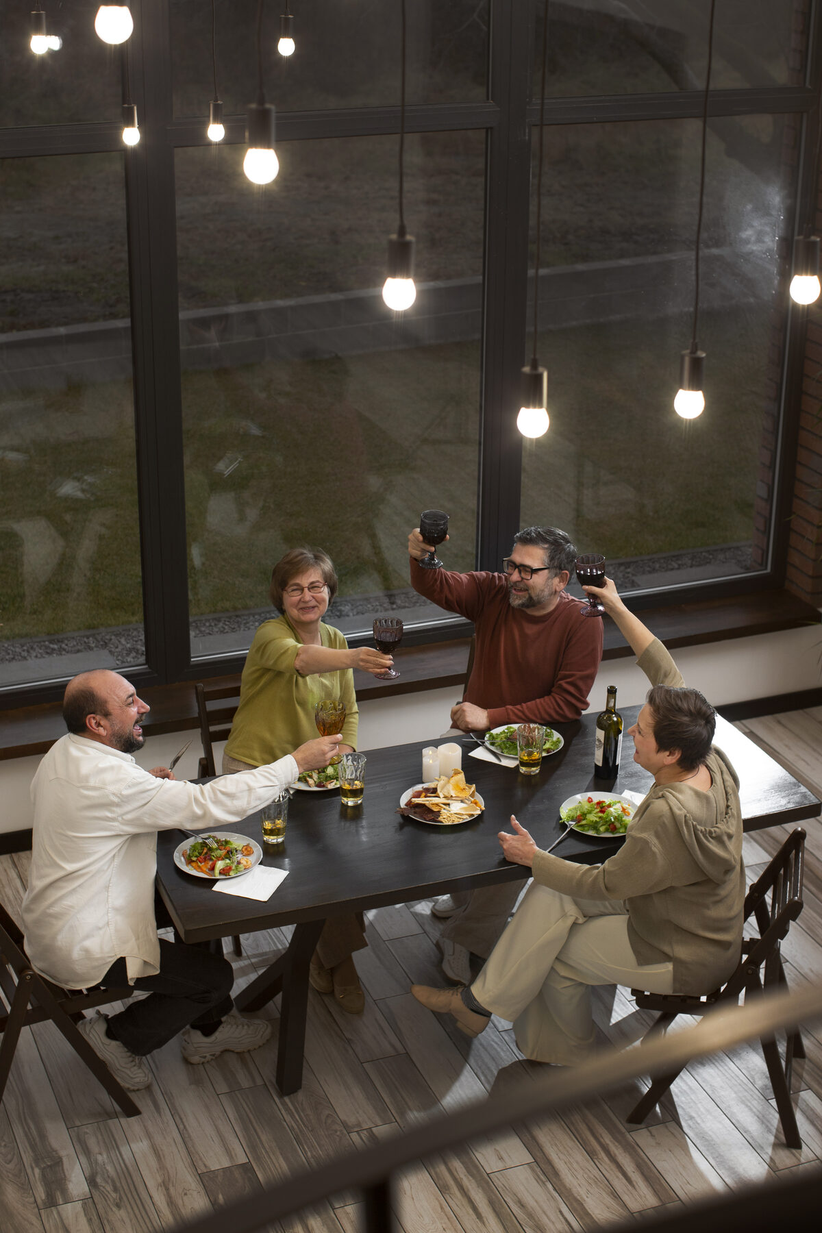 Comedor de restaurante lleno, clientes brindando en una noche de mucha afluencia